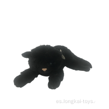 Juguete de gato de felpa negro agazapado